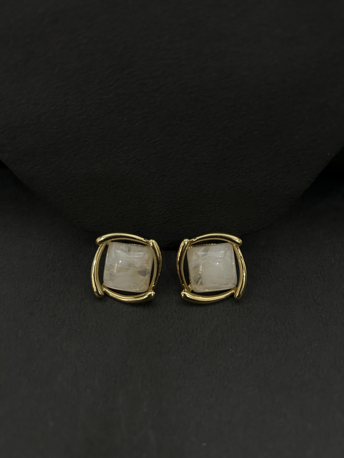 Offwhite Gem Gold Top Earrings